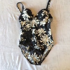 💖 Newport News One Piece Swim Suit Sz 10 NWOT